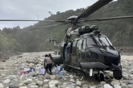 Helikopter AU mendarat di sungai demi mendistribusikan logistik di Aceh