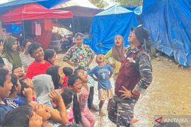 TNI AL beri terapi trauma pada anak-anak korban bencana di Aceh Tamiang