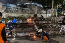 Satpol PP Jakarta turunkan tiga papan reklame di Kalideres