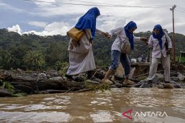 Dokter: Umumnya penyintas banjir Padang terkena ISPA hingga diare