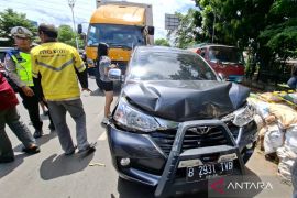 Tabrakan beruntun di Jalan Raya Bogor berujung kejar-kejaran sampai di depan PGC