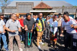 Bupati Badung Turunkan dan Bersihkan Kabel Provider di Ruas Jalan Raya Sading-Sempidi