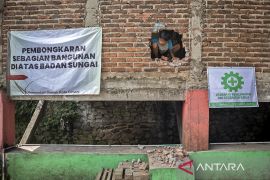 Pembongkaran bangunan liar di Cimahi