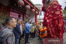 Silaturahim Menko AHY bersama warga wihara