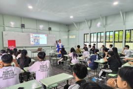 Asmo Kalbar edukasi safety riding ke pelajar SMA Santu Petrus