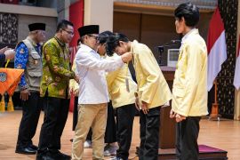 Menko PM fasilitasi 2 santri korban ambruk Khoziny berlibur