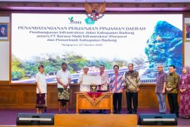 Bupati Adi Arnawa Tandatangani Perjanjian Pinjaman Daerah dengan PT SMI