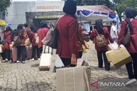Ratusan penumpang padati Pelabuhan Pangkalbalam jelang Nataru