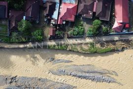 Sawah rusak akibat banjir bandang di Sumatera Barat