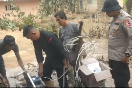 Polri (Brimob) bangun sumur bor serta  pasang tandon di Aceh Tamiang