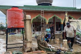 Polri salurkan 627 tandon ke wilayah terdampak bencana Sumatera