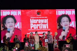 Megawati: Perempuan boleh dandan cantik, jangan lupa kodrat