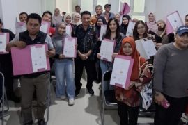 Pemkot-Palu serahkan sertifikat merek dagang kepada 24 IKM