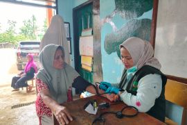 Forestry Ministry opens health post for disaster victims in Agam