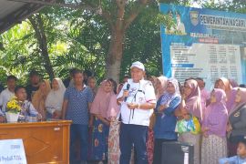 Wamen UMKM serahkan bantuan sembako ke warga terdampak banjir Sasak