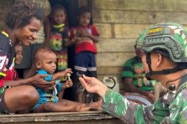 Prajurit Satgas Yonif 753/AVT melakukan binter perbatasan RI-PNG di Kampung Mot