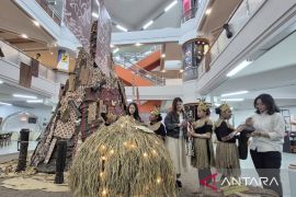 UK Petra hadirkan pohon Natal "Terang dari Timur" bernuansa Papua