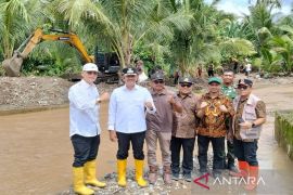 Kementan turun tangan, normalisasi sungai di Madina dikebut