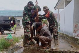 TNI buat sumur bor kebutuhan pengungsi di Tapanuli Tengah