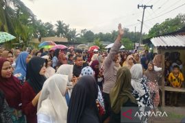 Warga Tabuyung Madina bakar rumah diduga Bandar Narkoba usai Zikir tolak bala