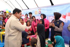 Anak-anak korban banjir berebut salami Prabowo di Palembayan