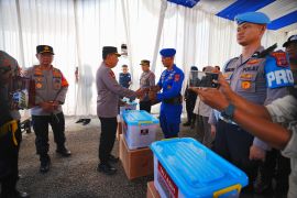 Kapolri beri bantuan untuk anggota Polri korban bencana di Sumbar