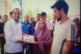 Gubernur Sulsel serahkanbantuan  Rp325 juta buat korban puting beliung Pinrang