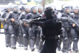 Latihan gabungan darurat keamanan penerbangan di Bandara Djalaluddin