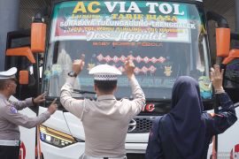 Petugas ramp check angkutan dan tes urine sopir Terminal Tulungagung