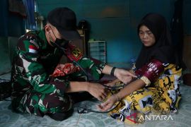 Satgas Pamtas Kostrad layani kesehatan warga
