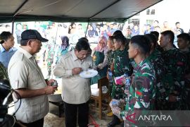 Prabowo santap habis nasi goreng dari dapur umum pengungsian di Agam