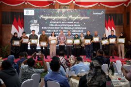 Pemkot Surabaya berikan apresiasi 26 pelaku usaha taat lingkungan