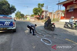 Jelang Libur Nataru, Satlantas Polres Dompu tandai jalan berlubang
