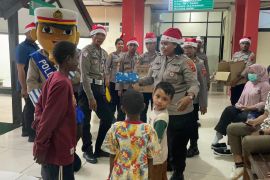 Personel Polda Papua berbagi kasih menjelang Natal 2025 di Jayapura