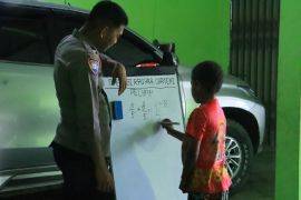 Personel Polres Yalimo ajari anak putus sekolah  baca tulis berhitung
