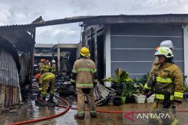 Damkar Bandung kerahkan 9 mobil atasi kebakaran gudang bahan sepatu