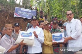 Akses terputus total, Bupati Madina salurkan bantuan Kementan ke Desa Banjar Malayu