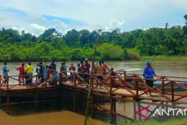 Jembatan tambatan perahu di Mafasimamo Agimuga dibangun dari dana Pokja