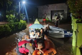 Petugas gabungan evakuasi warga terdampak banjir di Kabupaten Serang