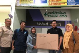 Pemkab Agam pasang 16 starelink permudah komunikasi di daerah bencana