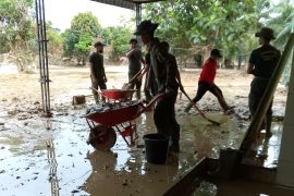 Menwa UIN Ar-Raniry bersihkan rumah ibadah di Aceh Tamiang