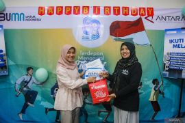 Penyerahan sertifikat kepada juara kedua Kompetisi Video Page 2 Small