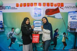 Penyerahan sertifikat kepada juara ketiga Kompetisi Video Page 3 Small