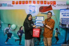 Penyerahan sertifikat kepada juara ketiga Kompetisi Jurnalistik Page 6 Small