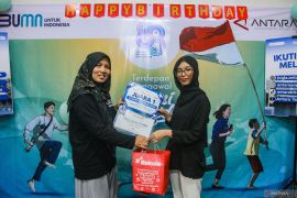 Penyerahan sertifikat kepada juara pertama Kompetisi Jurnalistik Page 4 Small