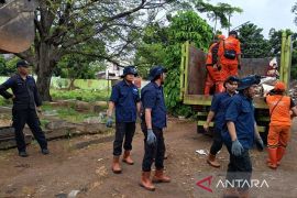 Ratusan personel gabungan tertibkan lahan TPU Kober Rawa Bunga