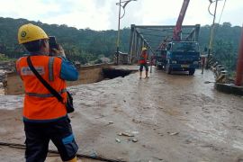 PLN sampai dua kali pasang tiang dan tarik kebel di Batu Busuk Padang