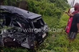 Sebuah minibus tertabrak kereta api di Kalideres Jakbar