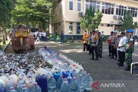 Polresta Banyumas memusnahkan minuman beralkohol hasil Operasi Pekat