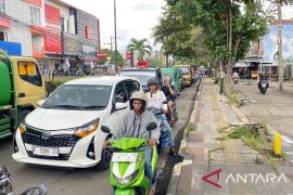 Pemkab Cianjur memperbaiki jalan protokol dengan cor beton cepat kering